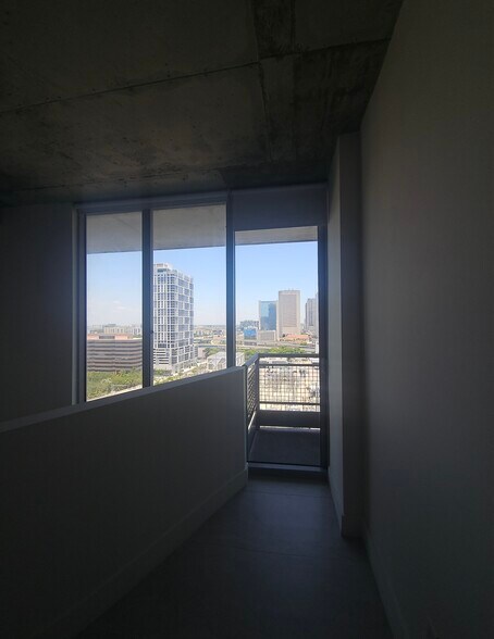 Building Photo - 690 SW 1st Ct