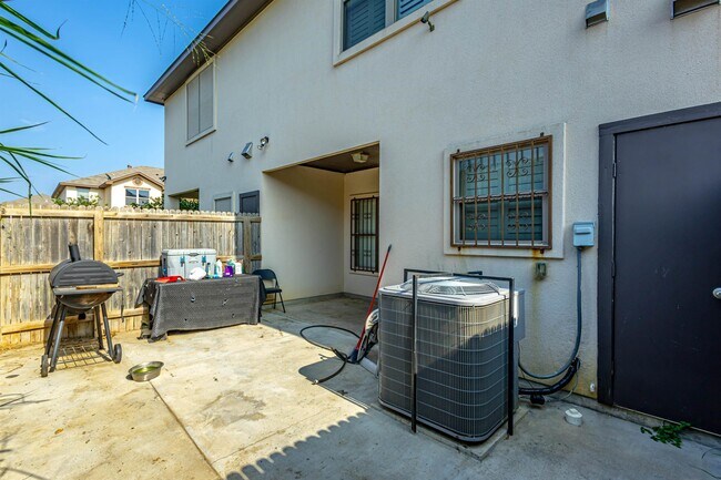 Building Photo - 5720 Montevista Dr