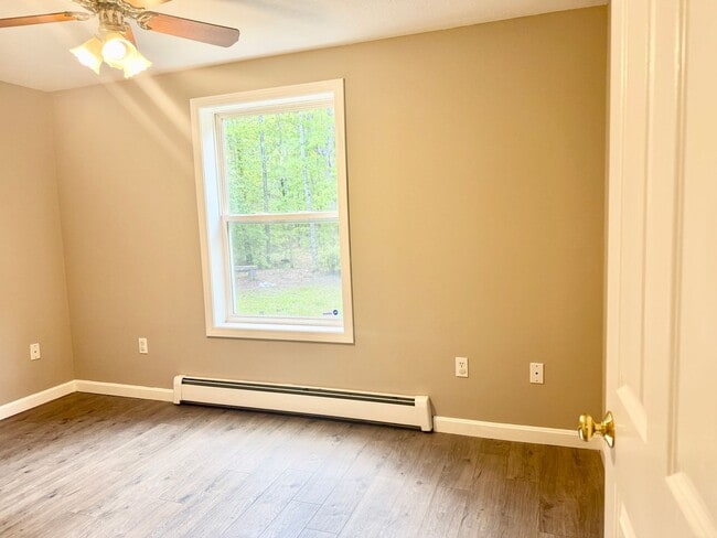Building Photo - Sunny & Spacious 4 bedroom home
