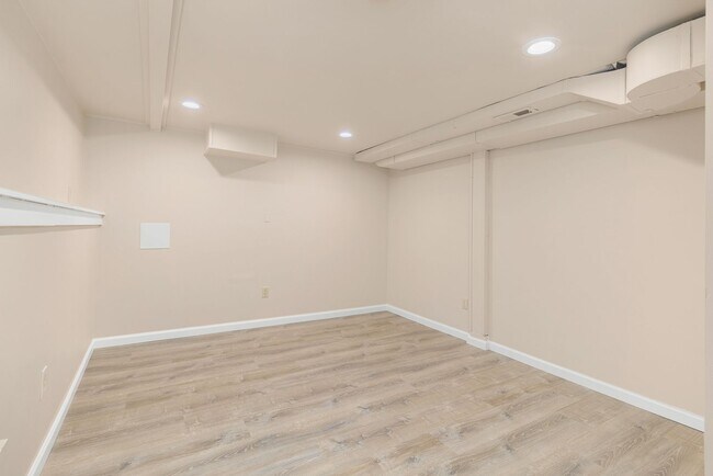 Building Photo - Beautiful 4 Bedroom Near U Village