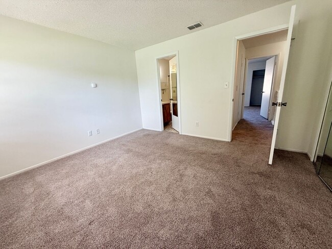 Building Photo - Serene Living at Townhomes of Lake Seminole 2/1.5 - 2 story condo