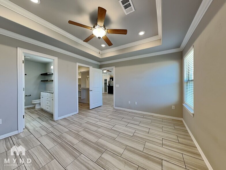 Building Photo - 480 Holly St