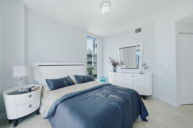 Building Photo - 3030 NE 188th St