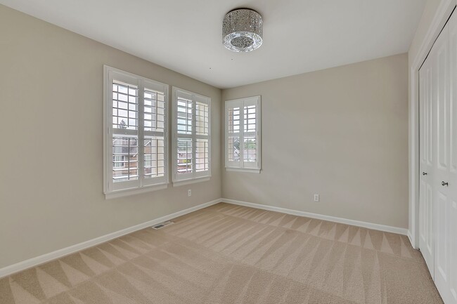 Building Photo - Must see in beautiful Redmond neighborhood