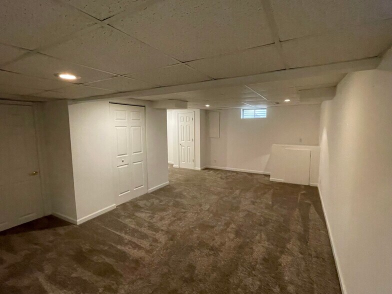 Building Photo - 1750 W Chrysler Dr