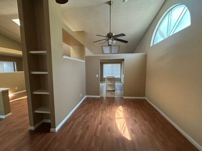 Building Photo - 3 bedroom 2 bathroom in Desirable SW Visalia!
