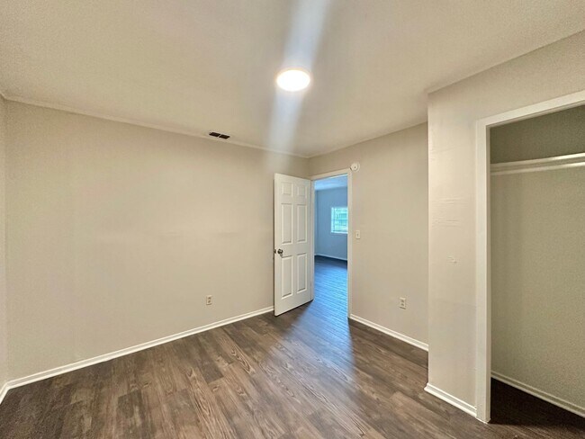 Building Photo - Available Now! 2 Bedroom, 1 Bath (Plus Bon...