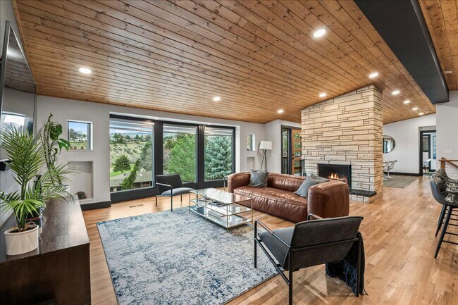 Building Photo - Fully Furnished Luxury Executive Rental