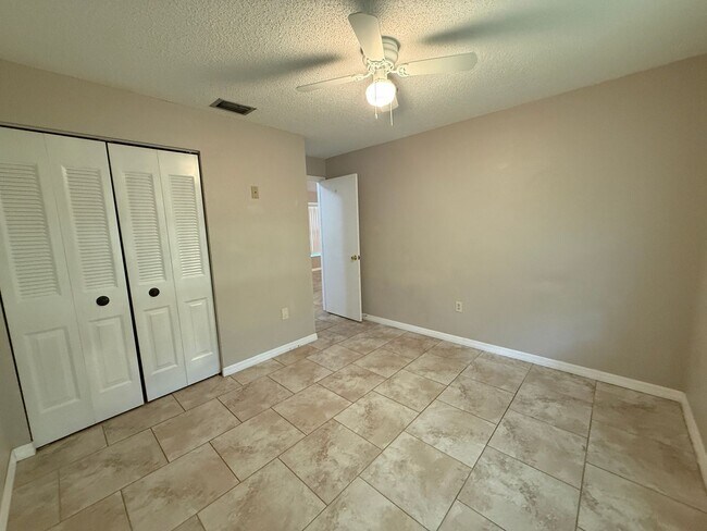 Building Photo - Spacious 2 Bedroom, 2 Bath, 2 car garage Home For Rent in New Port Richey!