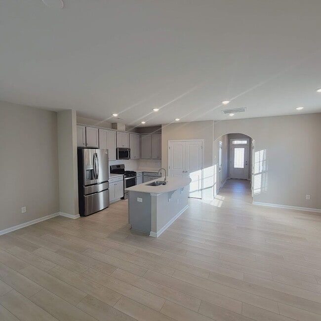 Building Photo - End Unit; 3Br/2.5BA Townhouse