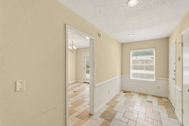 Building Photo - 496 N Post Oak Ln
