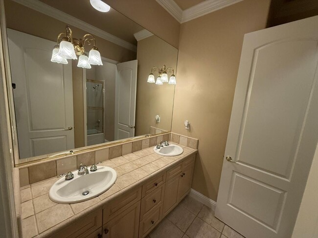 Building Photo - 10637 N Lochmoor Ln