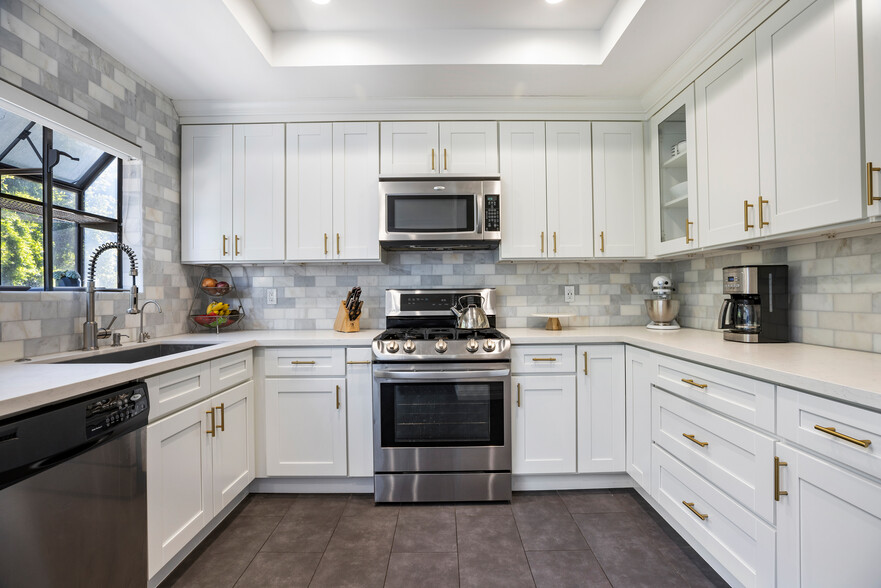 Building Photo - 2560 S Centinela Ave