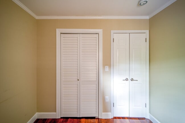 Building Photo - Charming End Townhouse in Prime North Old Town Location
