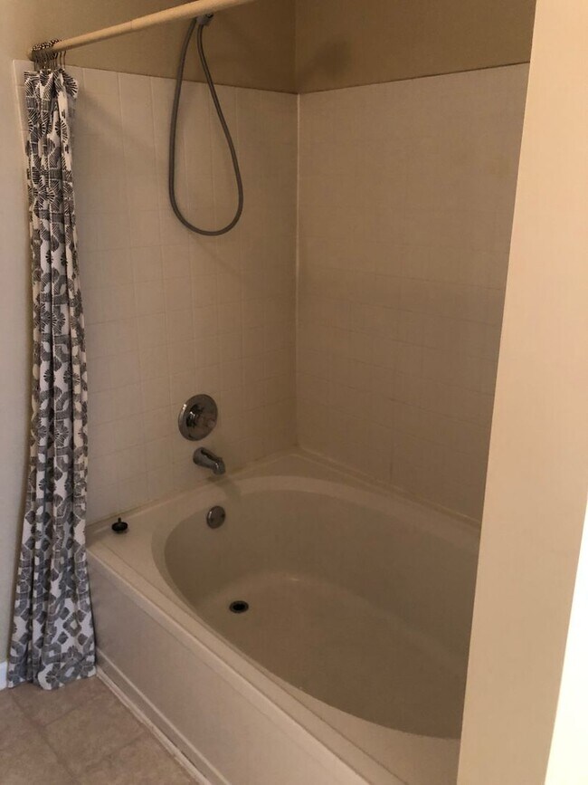 Building Photo - 3 bed/ 3 bath Townhouse