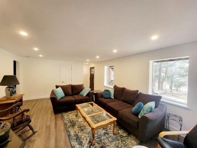 Building Photo - Spacious 4-bedroom + study home; Includes Hot tub and Pool Table - Avail. Now!