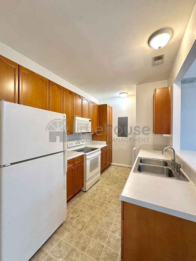 Building Photo - 5872 Ludington Dr