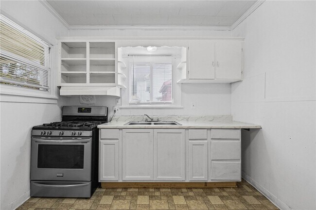 Building Photo - 98 Ackerman St