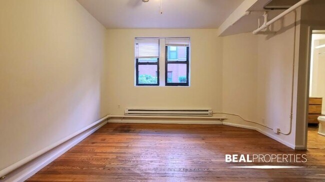 Building Photo - 1 bedroom in CHICAGO IL 60613