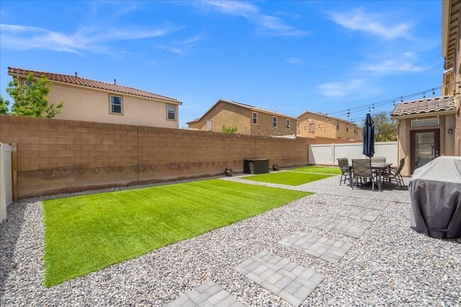 Building Photo - Luxurious, Exceptional Entertaining 5 Bedroom Home Featuring Expansive Indoor-Outdoor Living