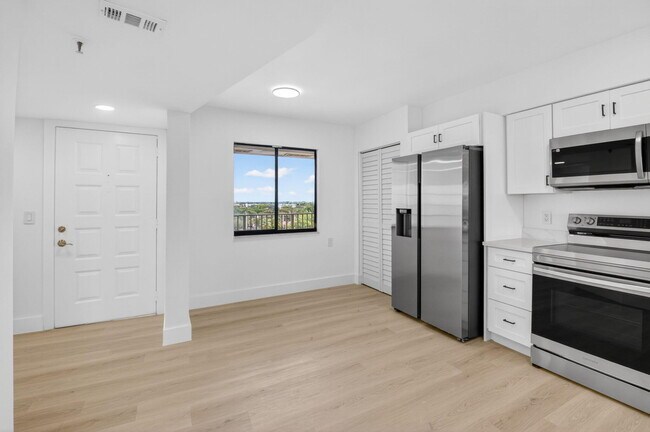 Building Photo - 14475 Strathmore Ln