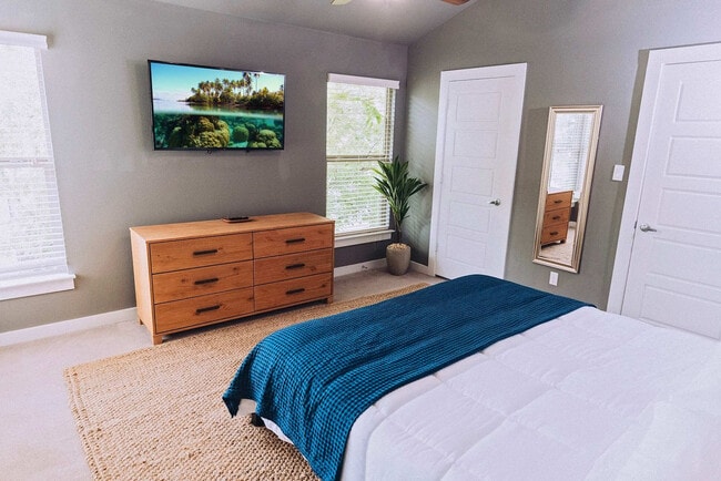 Building Photo - 2002 Rosewood Ave