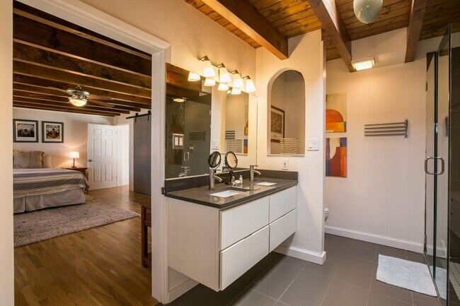 Building Photo - 610 Carlisle Blvd SE