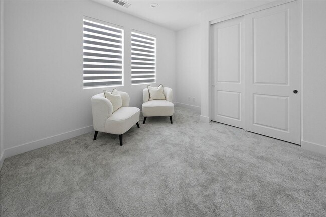 Building Photo - Model-Perfect 5 Bedroom Home in Valencia!