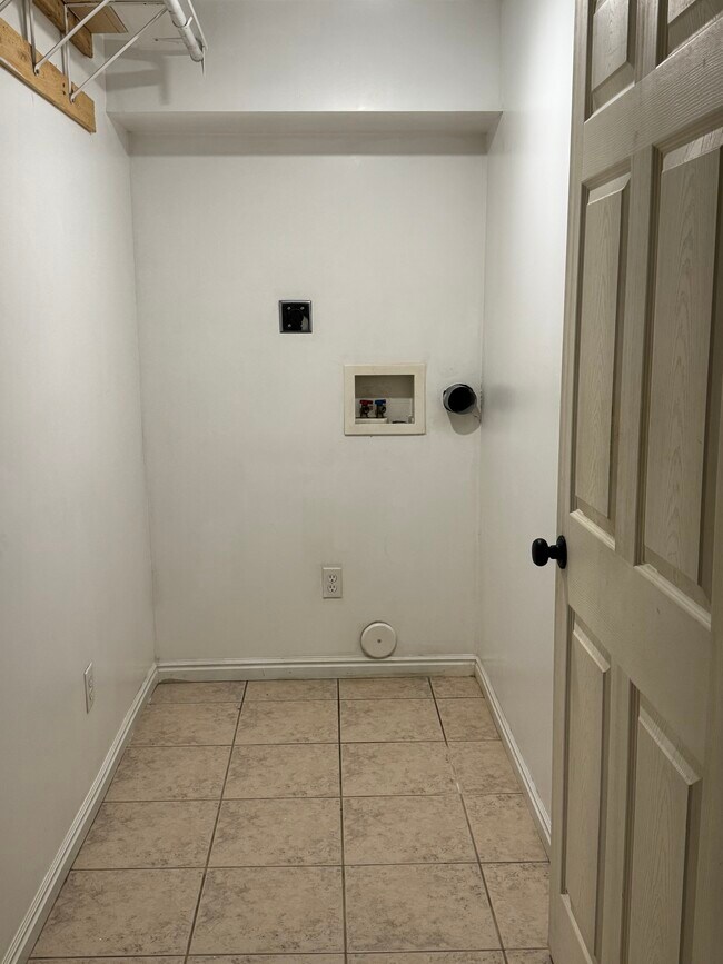 Building Photo - 1605 W Frankie Cir