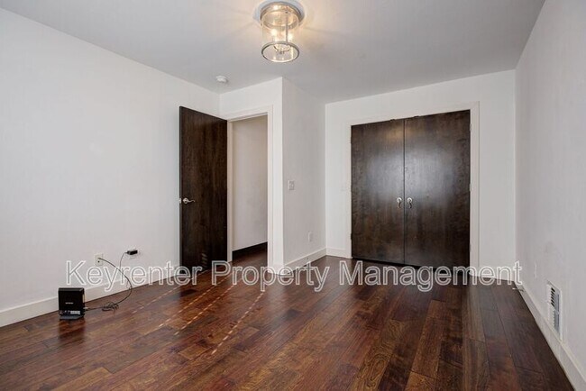 Building Photo - 727 NE 5th St