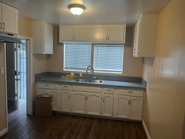 Building Photo - 1423 W 106th St