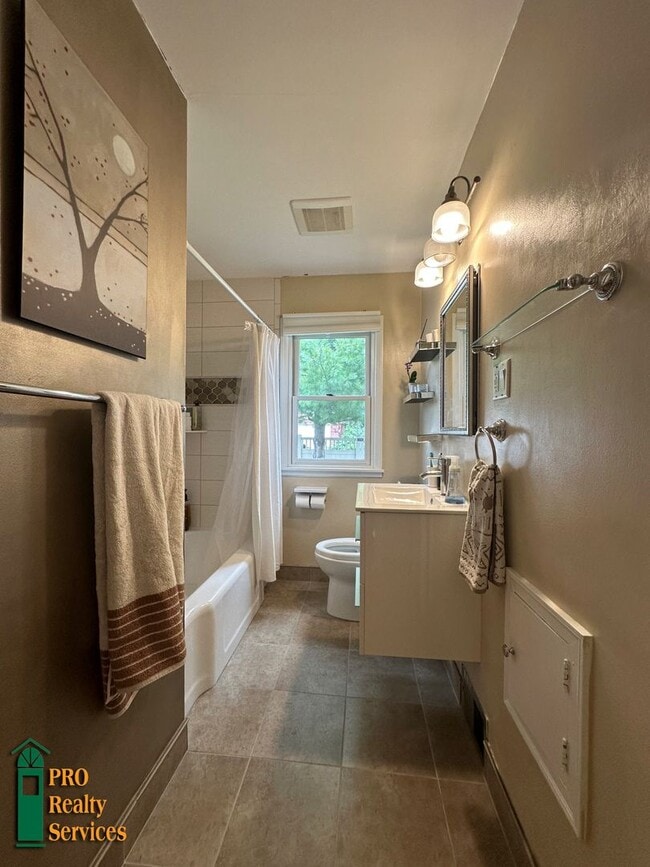 Building Photo - 3 Bedroom Home in Highland Park