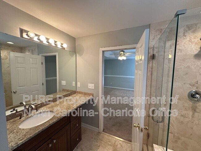 Building Photo - 6033 Queens Walk Ct