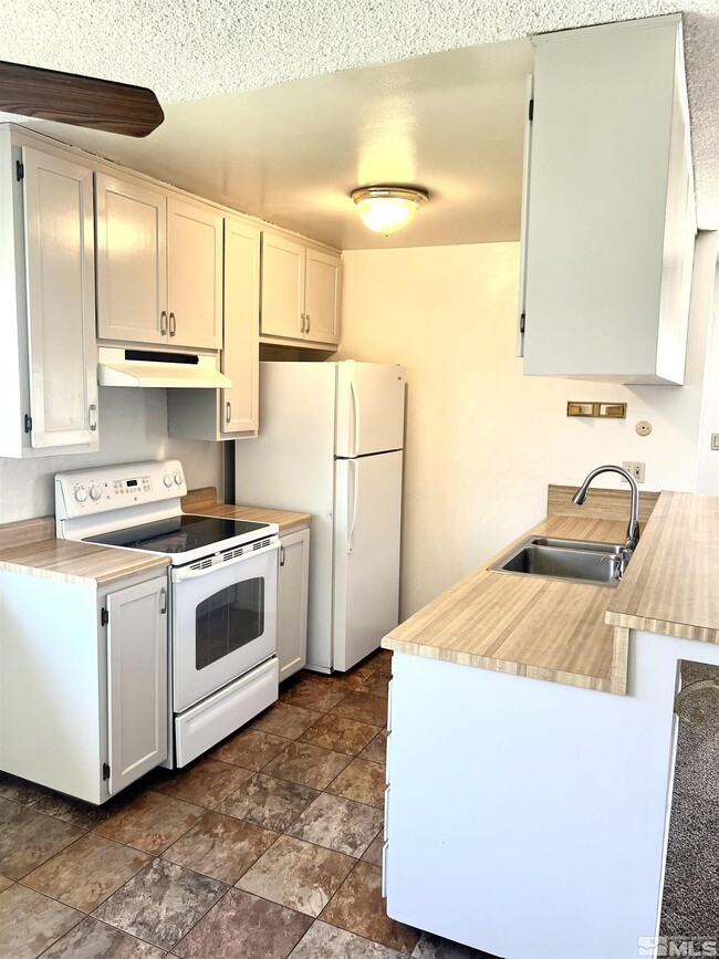 Building Photo - 5020 Tahiti Wy