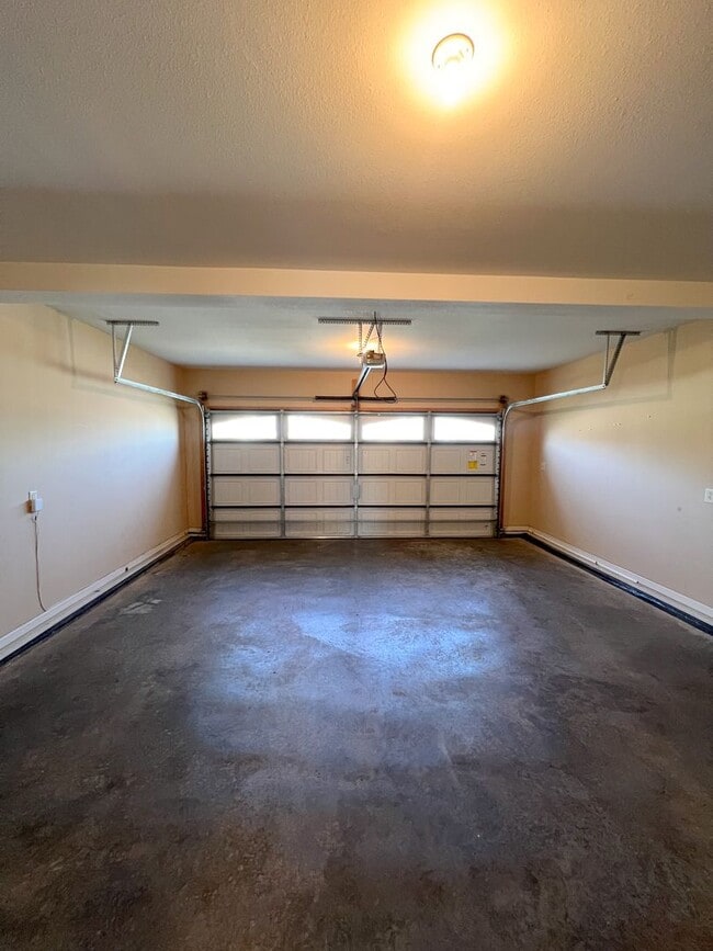 Building Photo - Gorgeous Single-Family--Fenced Backyard and Bonus Room!