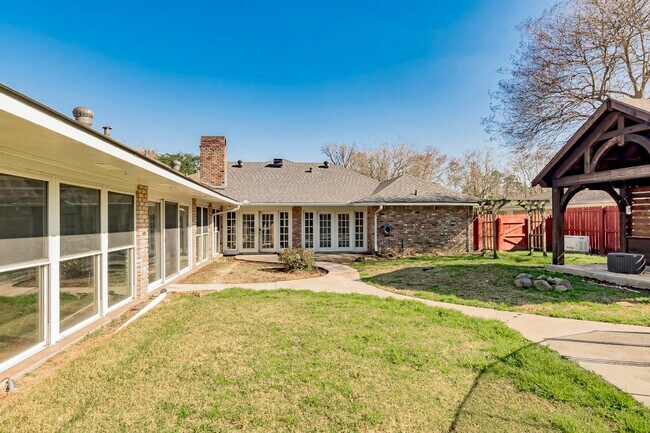 Building Photo - 4204 Pine Park Dr