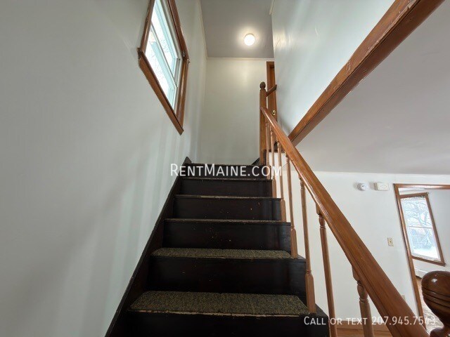 Building Photo - 27 Kineo St