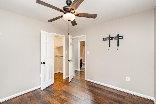 Building Photo - Charming One-Level Home in Quiet Cul-de-Sa...