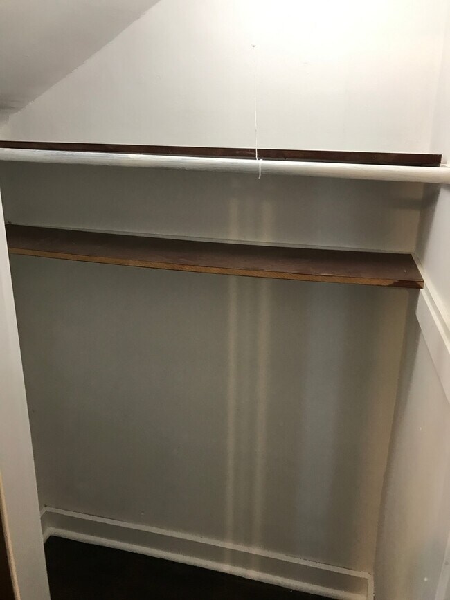 Building Photo - Large Spacious Home with 2 Car Garage in South Hampton