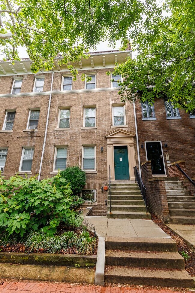 Building Photo - Large Sunny Dupont Two-Bed Condo Rental with Parking!