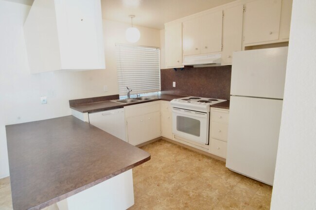 Building Photo - 1597 Drake Dr