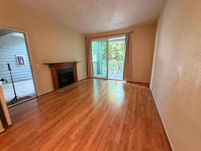 Building Photo - LARGE SECOND FLOOR CONDO UNIT IN FREMONT!