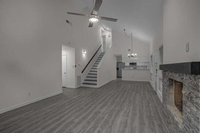 Building Photo - 13975 Hollowgreen Dr