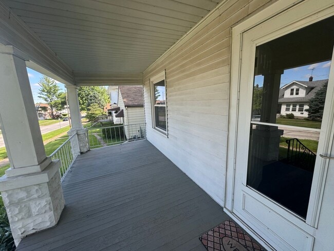 Building Photo - Updated 2 Bedroom Home in Moline | Fenced Yard | Central Air | Dishwasher