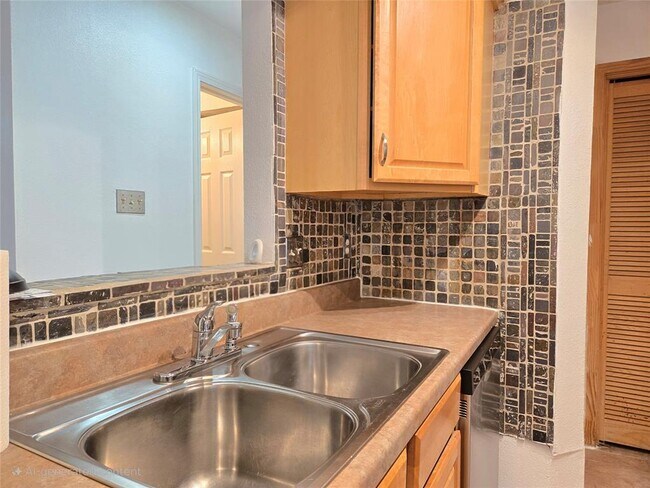 Building Photo - 2906 West Ave