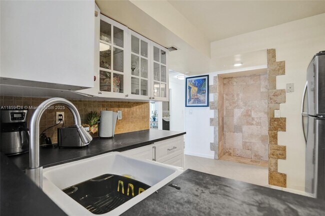 Building Photo - 2017 S Ocean Dr