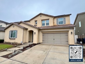 Building Photo - Beautiful 4 Bedroom Home in Clovis!