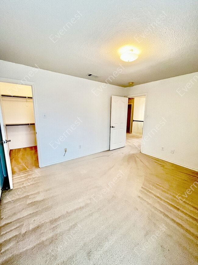 Building Photo - Spacious 3-Bedroom Home with Modern Kitche...