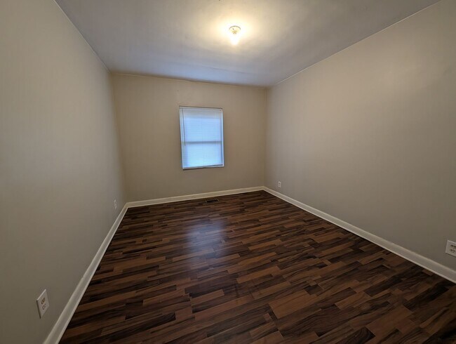 Building Photo - One Bedroom, One bath duplex apartment located in Greenwood Park!