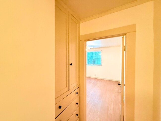 Building Photo - 614-614 N Poinsettia Pl